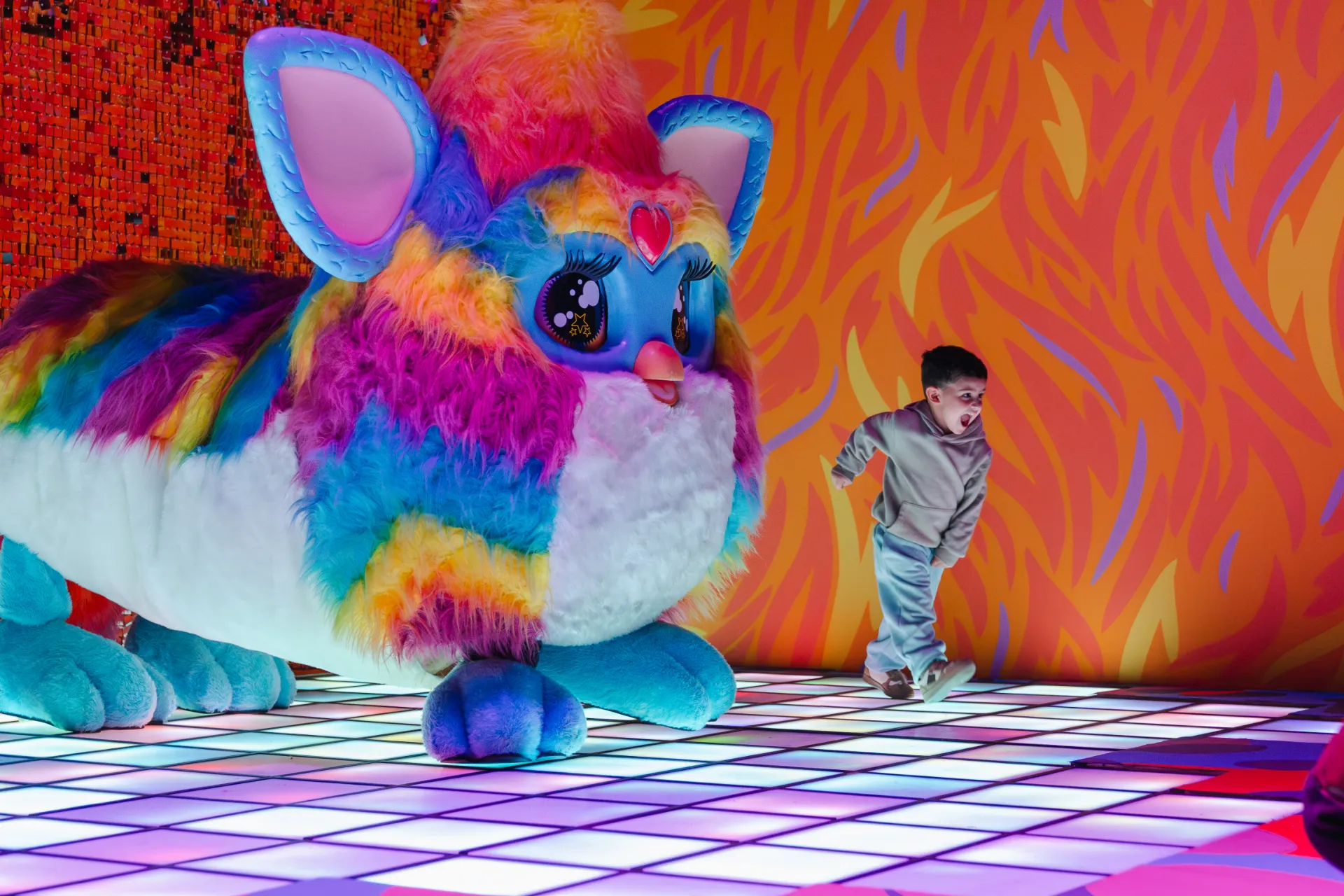 Niño bailando junto a Disco Furby en Furbyland