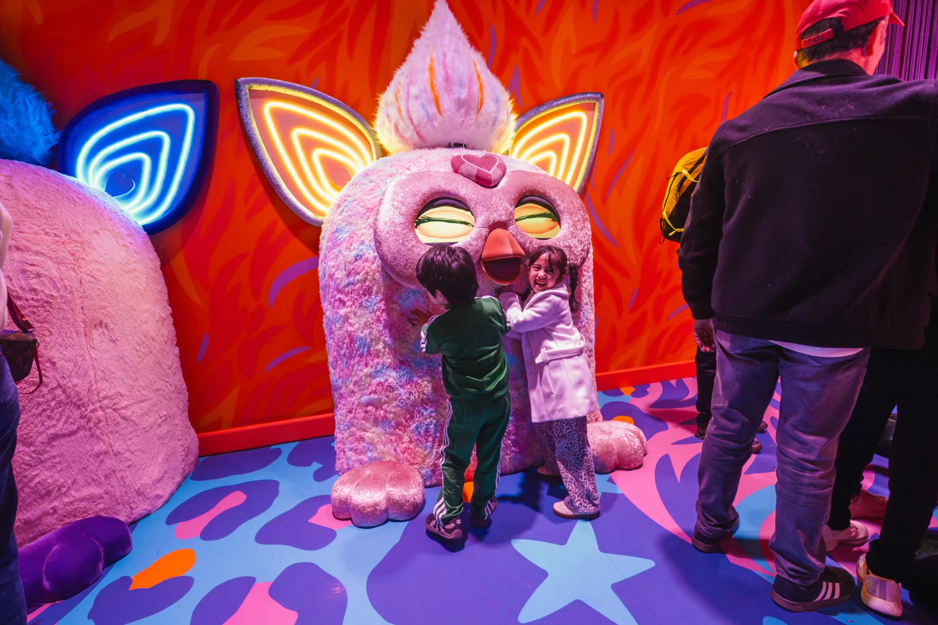 Niños abrazando su Furby