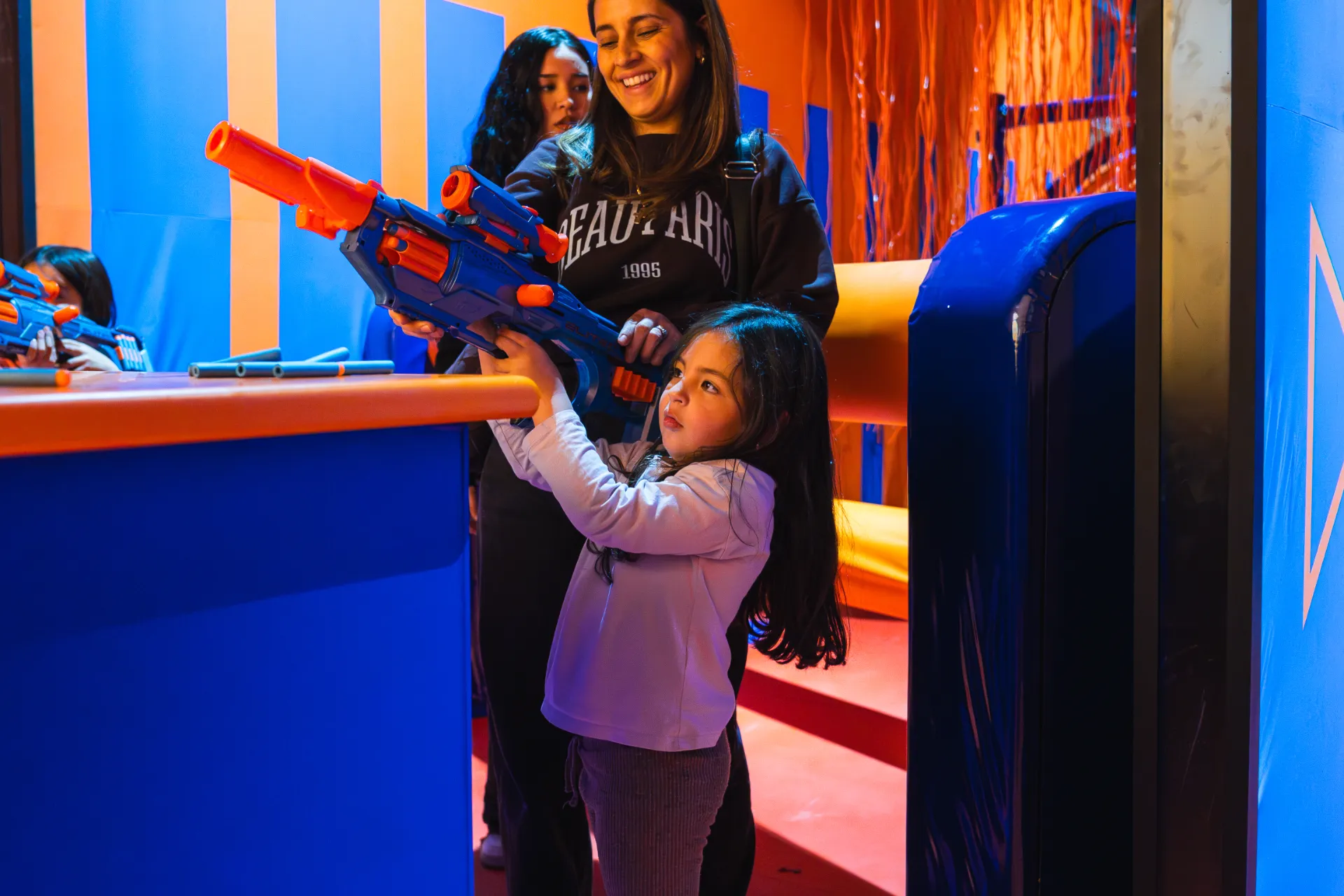 Mamá e hija jugando con un blaster NERF